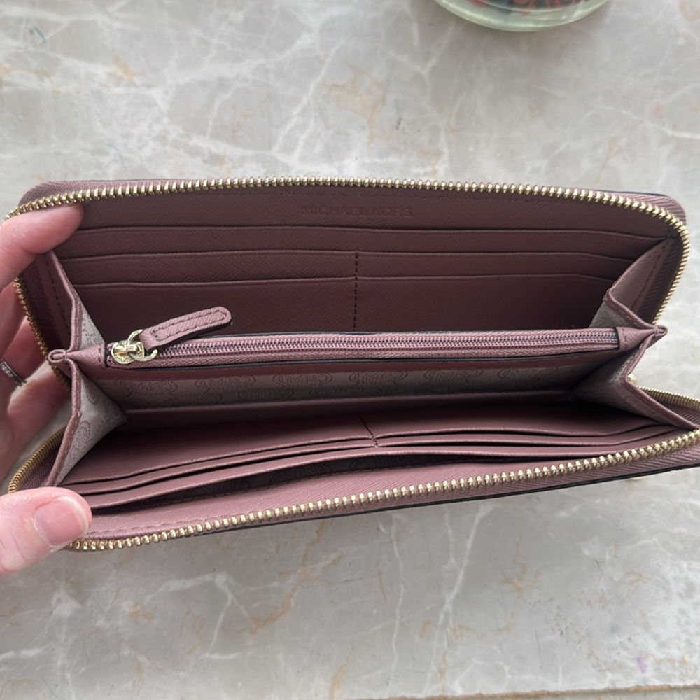 Michael Kors wallet - Picture 9 of 13